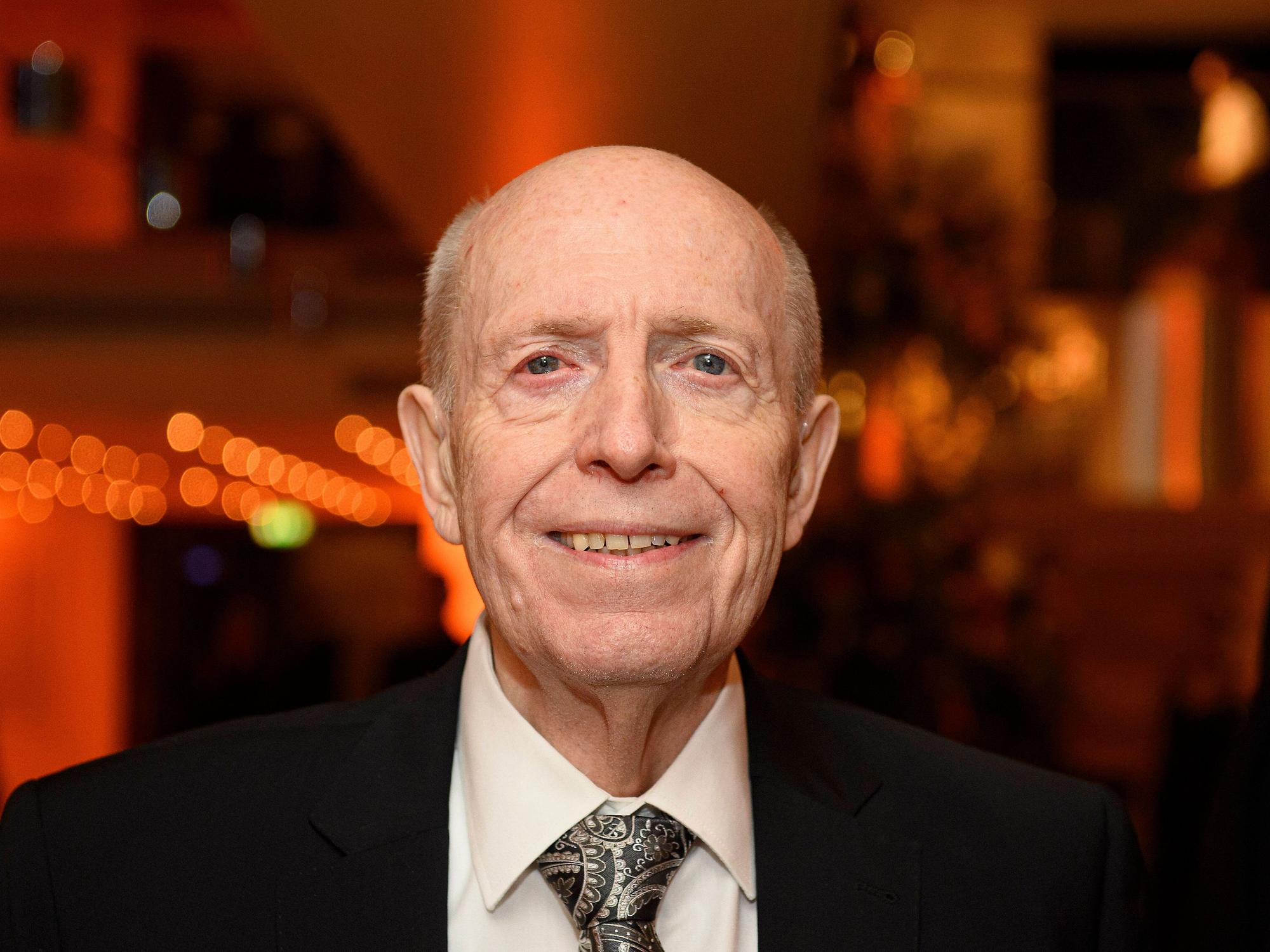 Reiner Calmund posiert für den Fotografen.