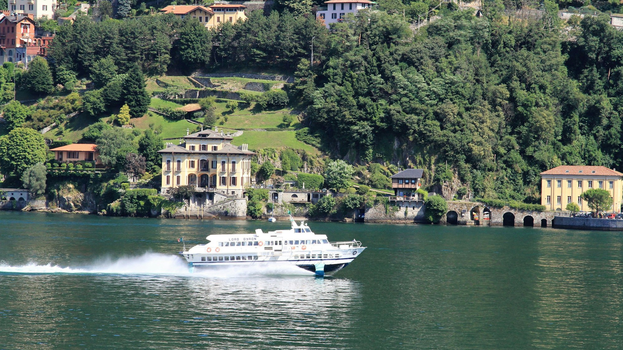 Ein Motorboot fährt über den Comer See.