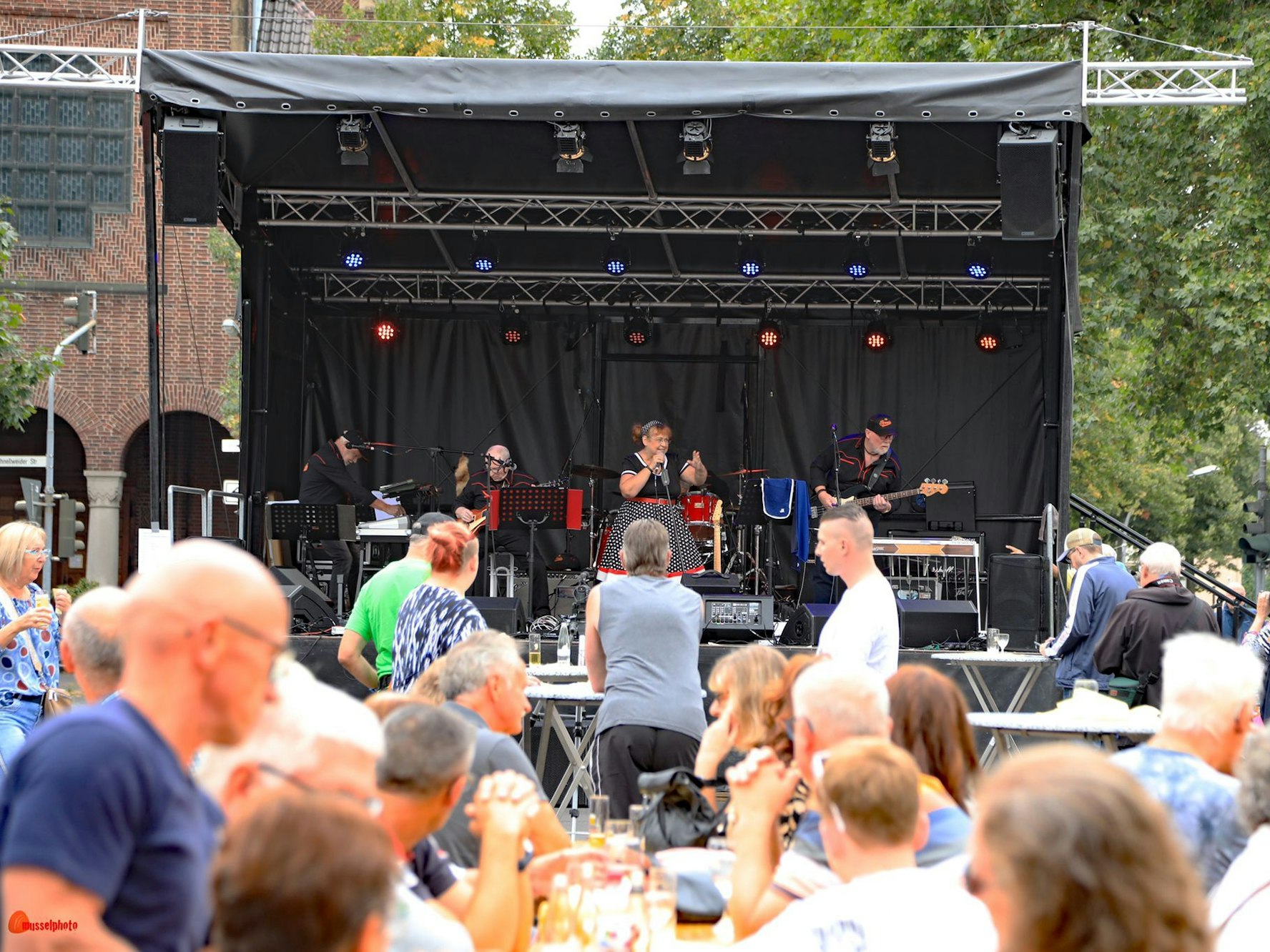 Eine Band spielt auf der Bühne von „Holweide Rockt“.