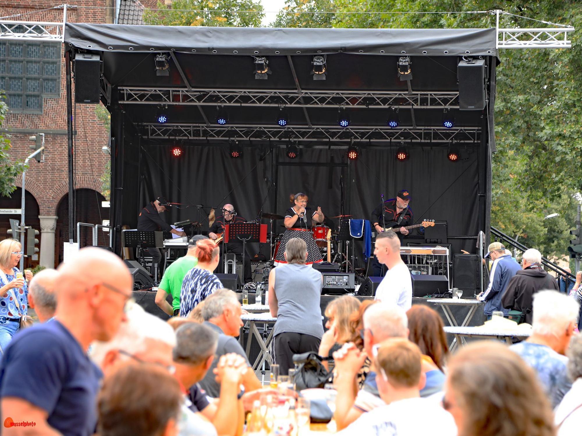 Eine Band spielt auf der Bühne von „Holweide Rockt“.