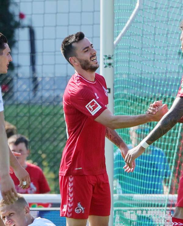 Shakehands zwischen Sargis Adamyan und Davie Selke (re.).