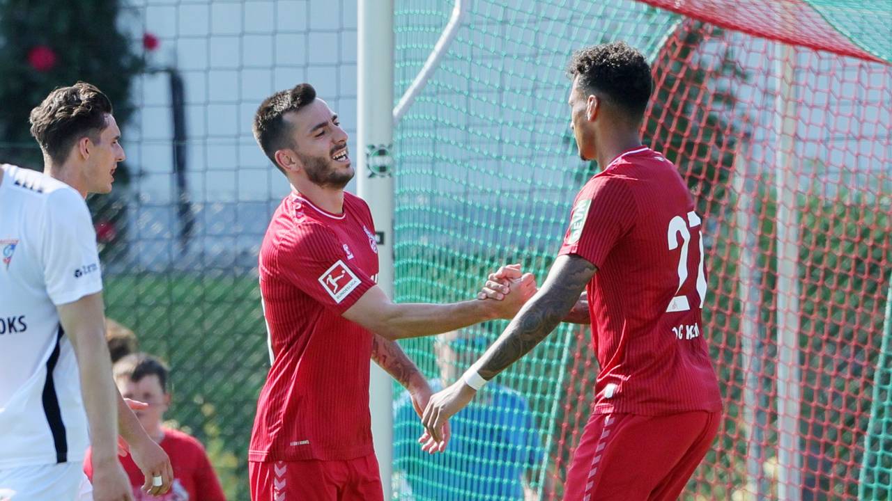 Shakehands zwischen Sargis Adamyan und Davie Selke (re.).