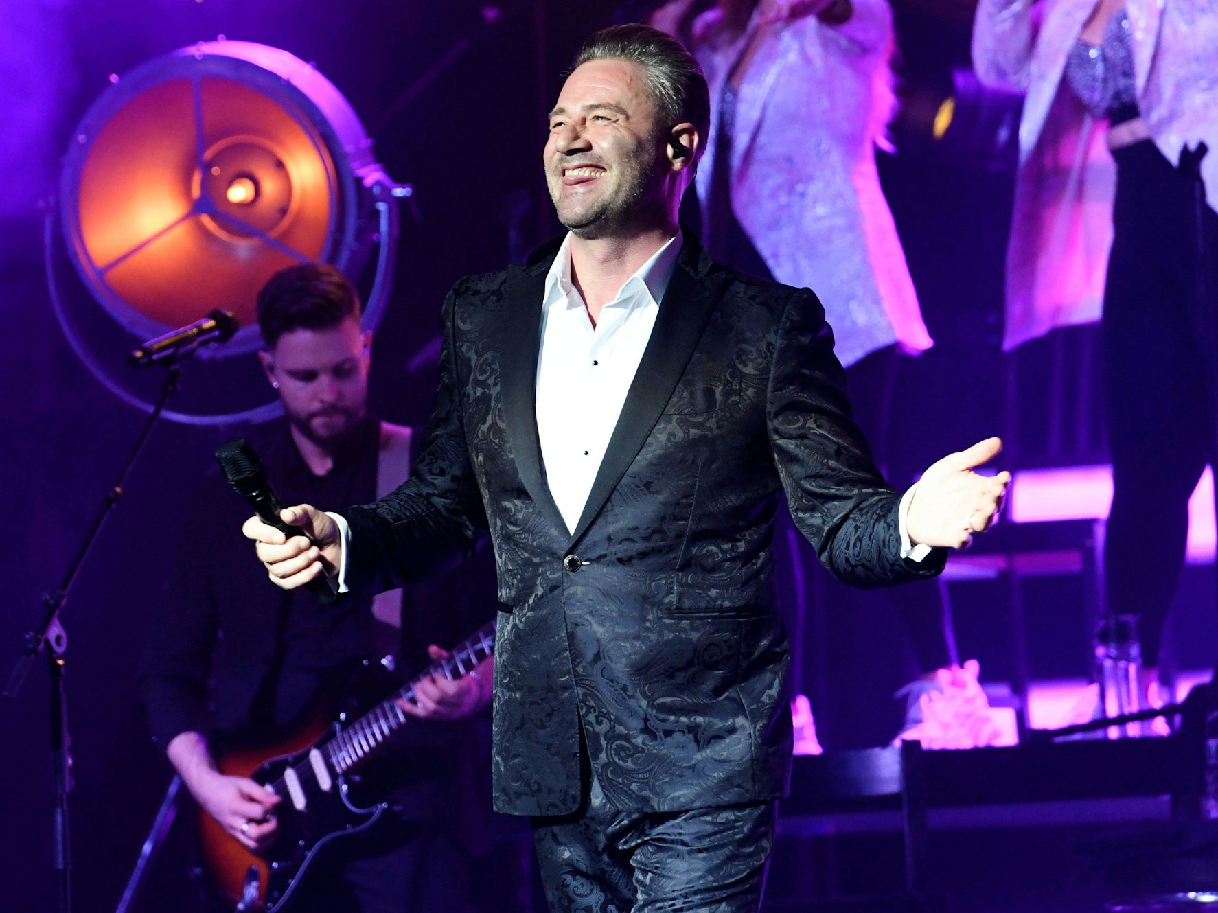 Sasha live bei einem Konzert seiner Tour.