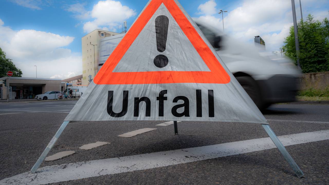 Ein mobiles Unfallschild steht auf einer Fahrbahn.