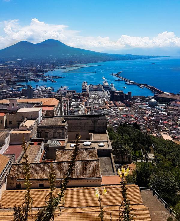 Neapel Blick vom Castel Sant'Elmo mit Vesuv im Hintergrund