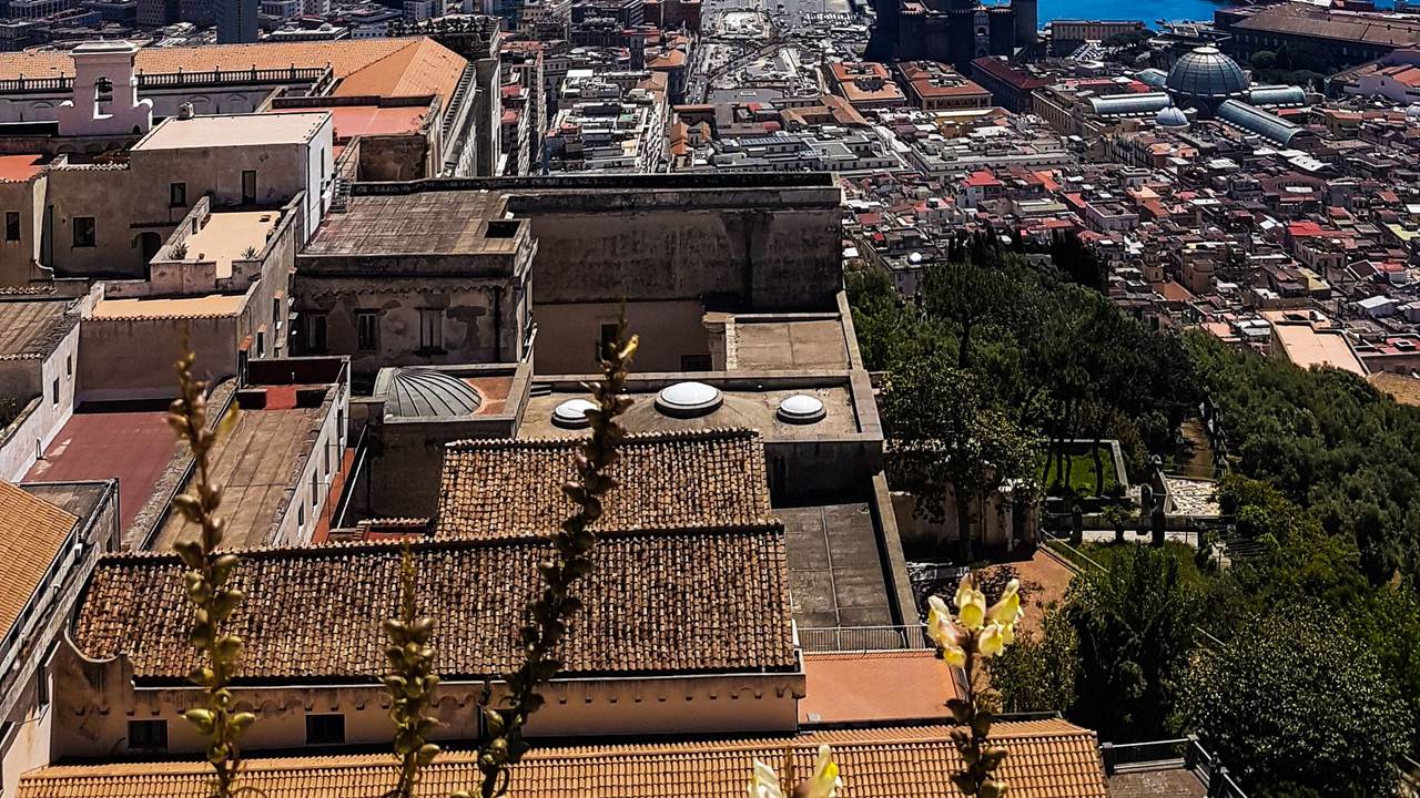 Neapel Blick vom Castel Sant'Elmo mit Vesuv im Hintergrund