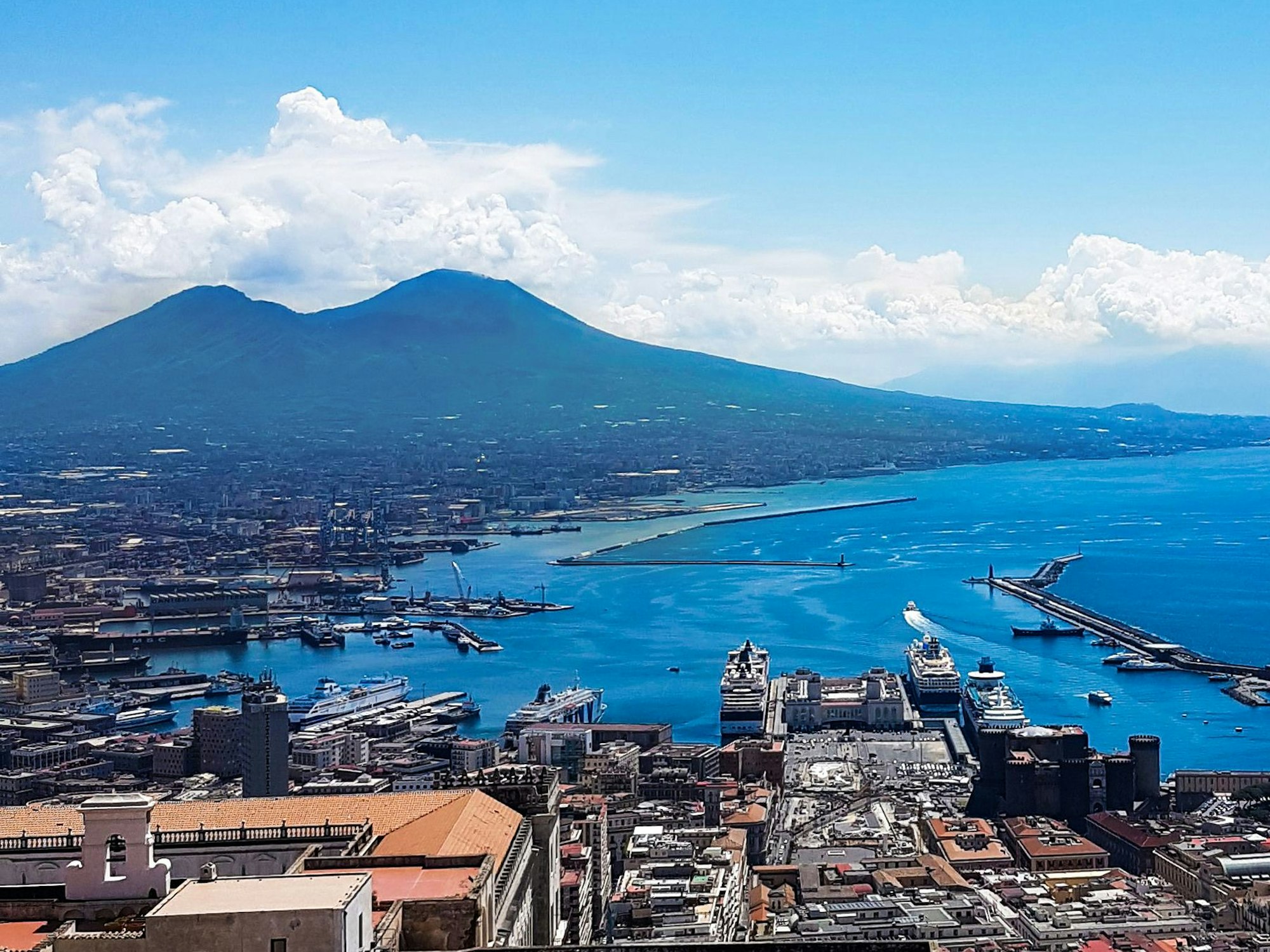 Neapel Blick vom Castel Sant'Elmo mit Vesuv im Hintergrund