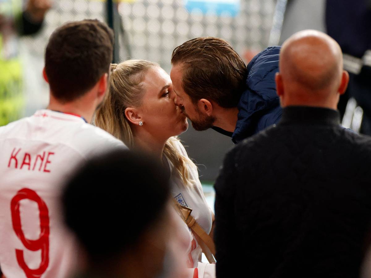 Harry Kane gibt seiner Ehefrau Katie nach dem verlorenen EM-Finale mit England einen Kuss.