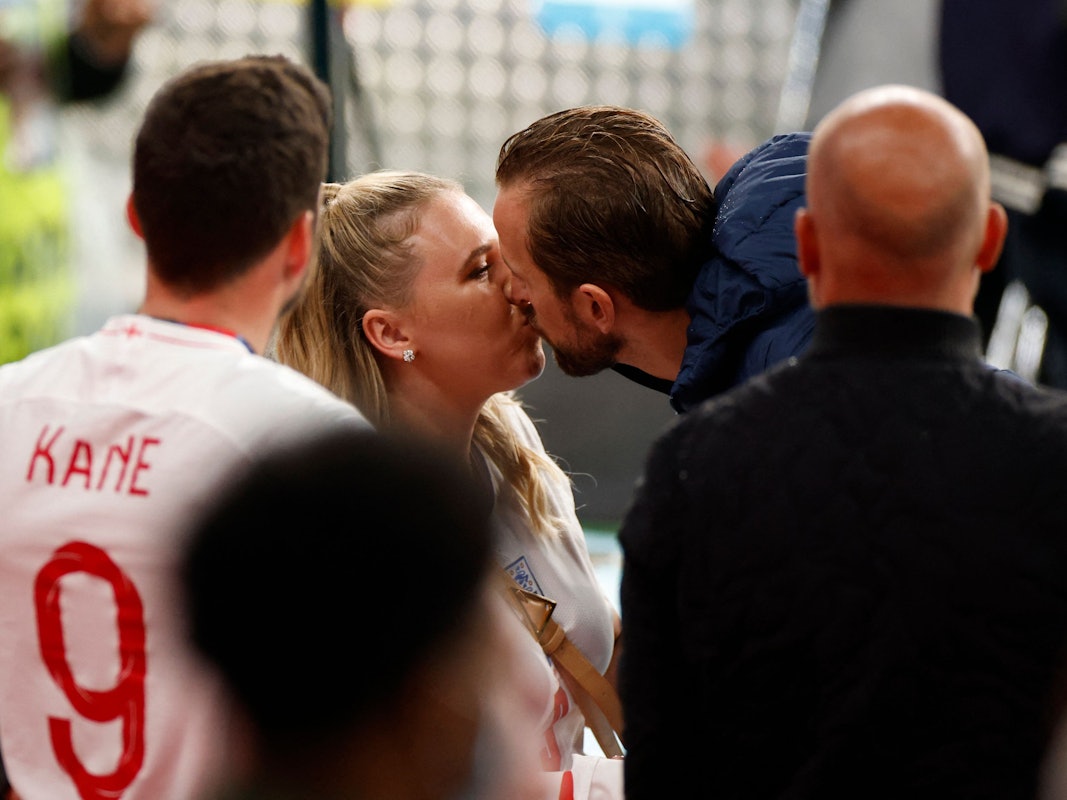 Harry Kane gibt seiner Ehefrau Katie nach dem verlorenen EM-Finale mit England einen Kuss.