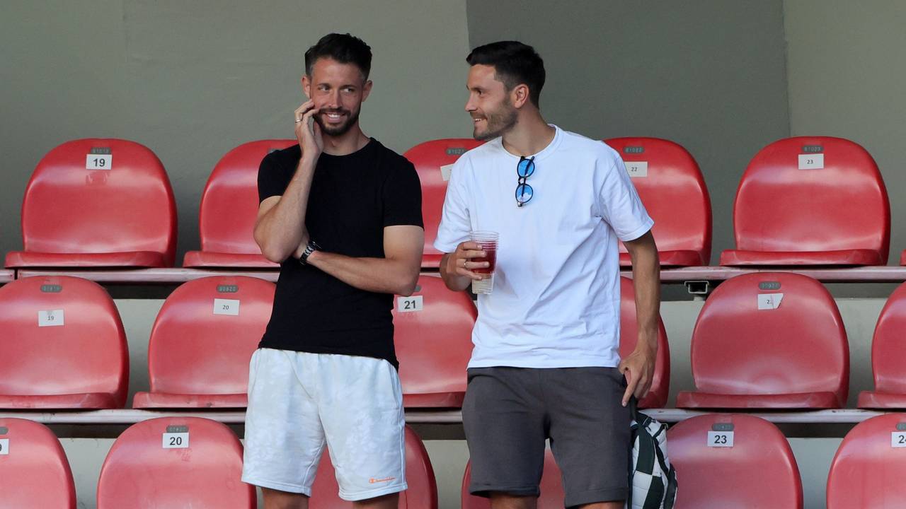 Mark Uth (1. FC Köln) und Jonas Hector freuen sich auf der Tribüne.