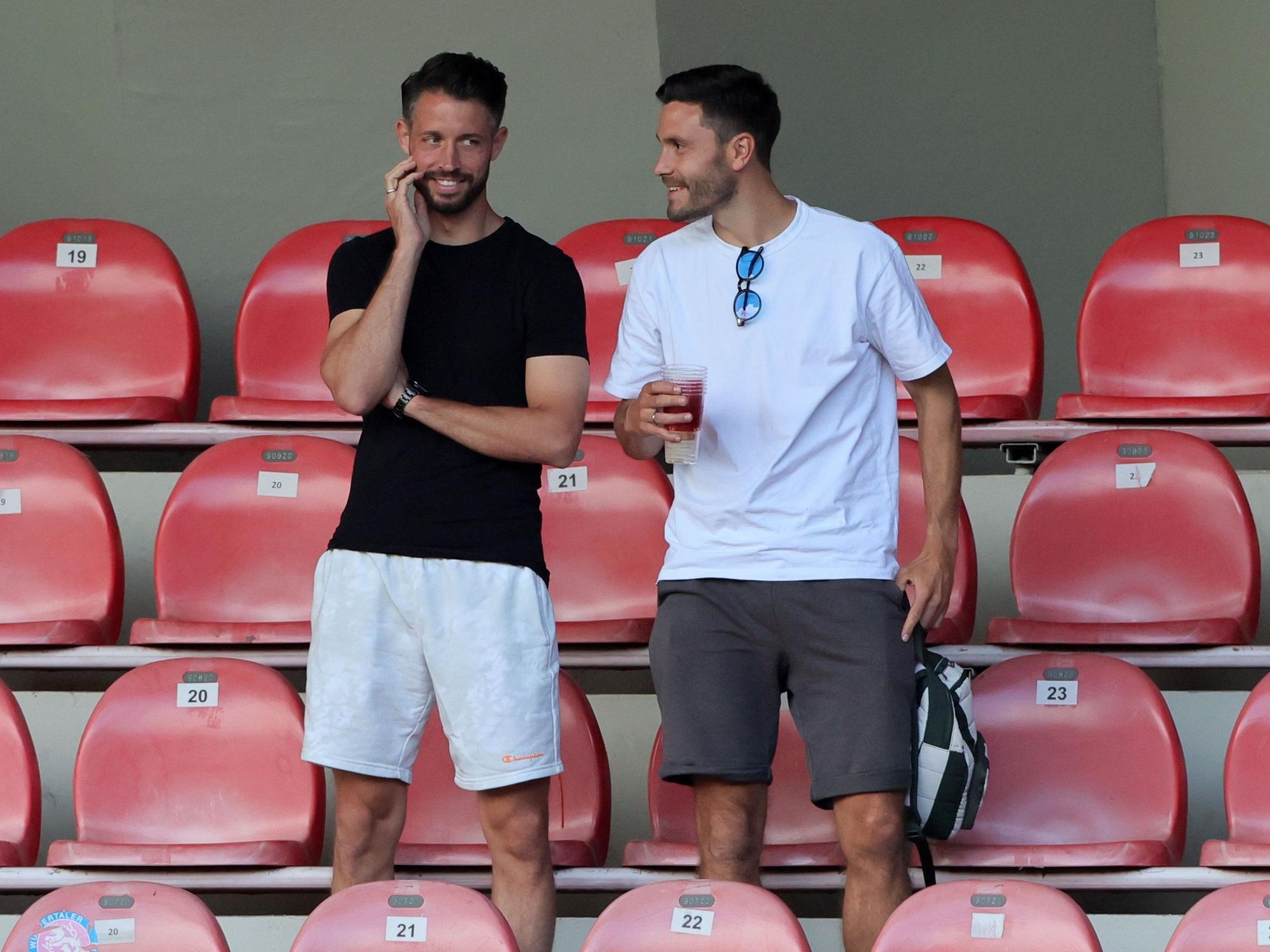 Mark Uth (1. FC Köln) und Jonas Hector freuen sich auf der Tribüne.