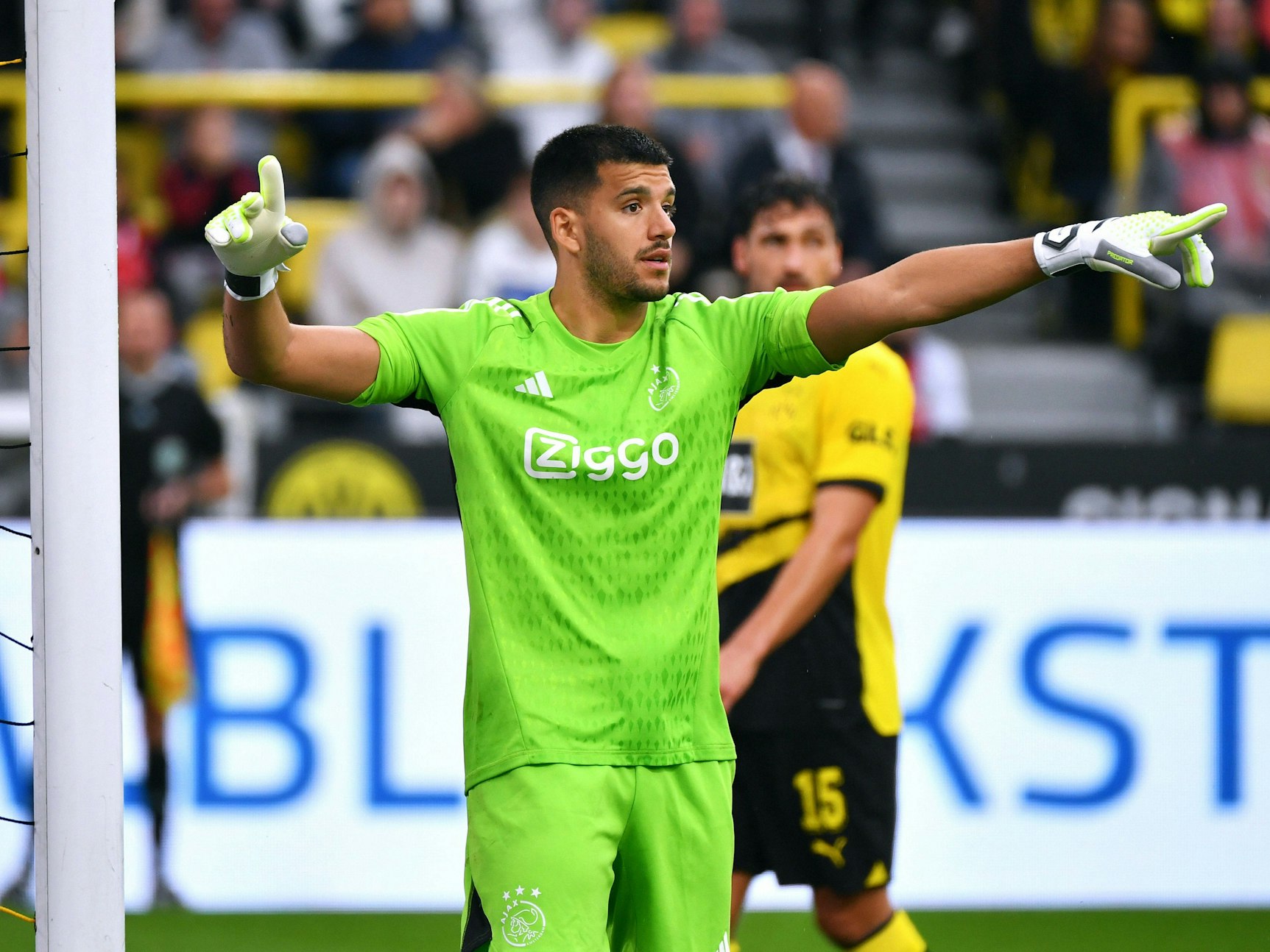 Ajax-Torhüter Geronimo Rulli gibt seinen Mitspielern Anweisungen.