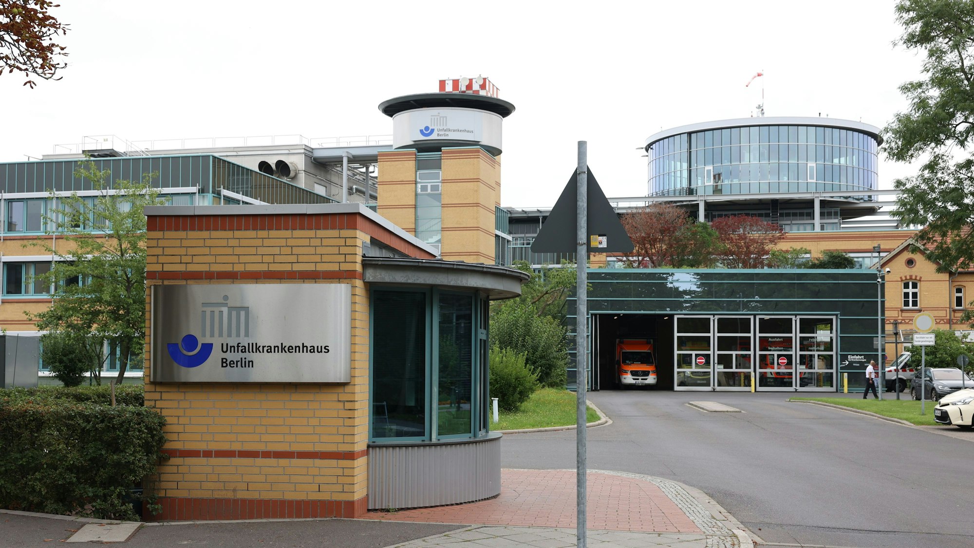 Blick auf das Unfallkrankenhaus Berlin im Berzirk Marzahn. Ein Mann soll in der vergangenen Nacht am Krankenhaus erschienen sein und erklärt haben, dass in seinem Auto ein totes Baby liege.