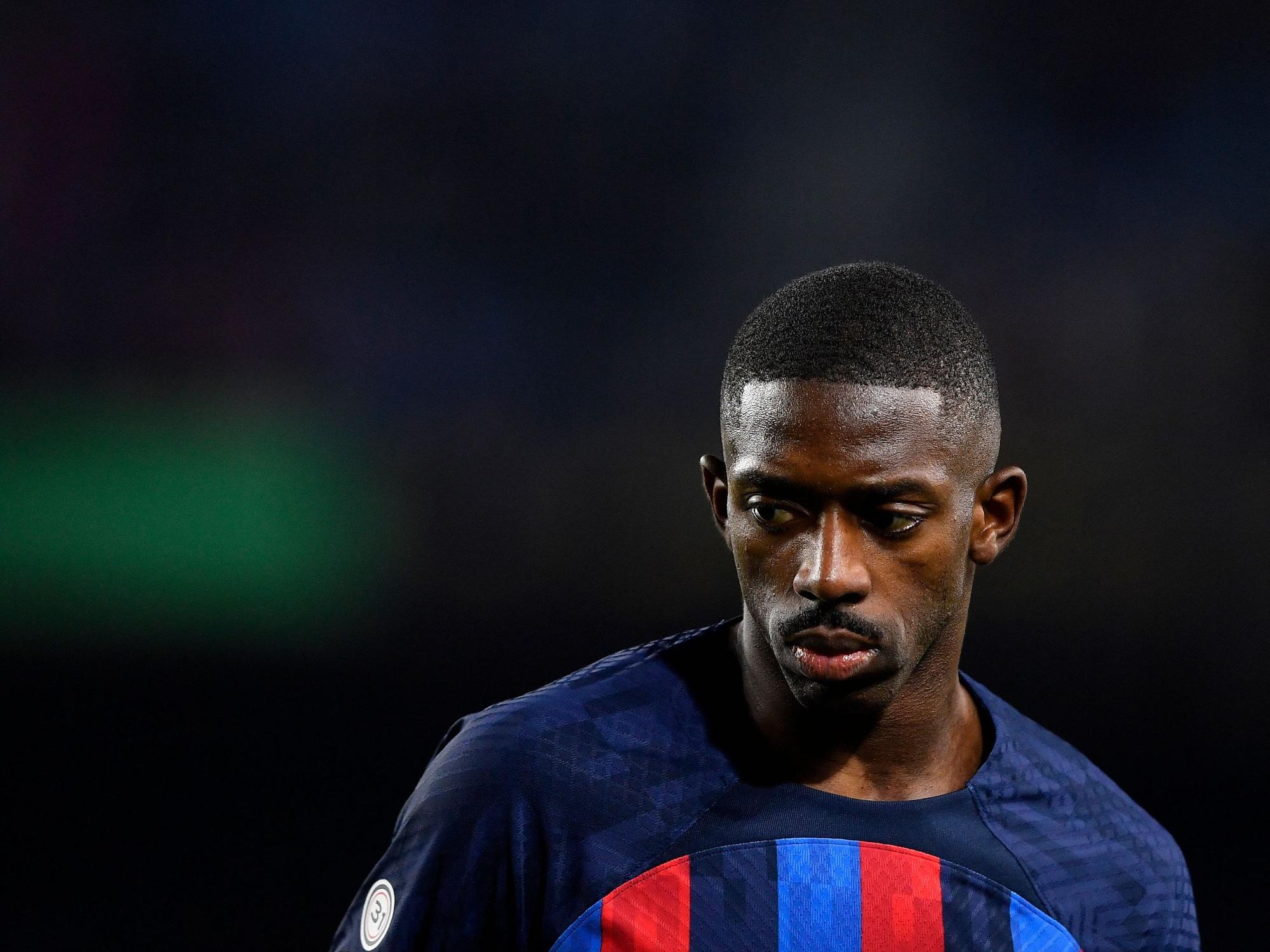 Ousmane Dembélé schaut konzentriert bei einem Spiel des FC Barcelona.