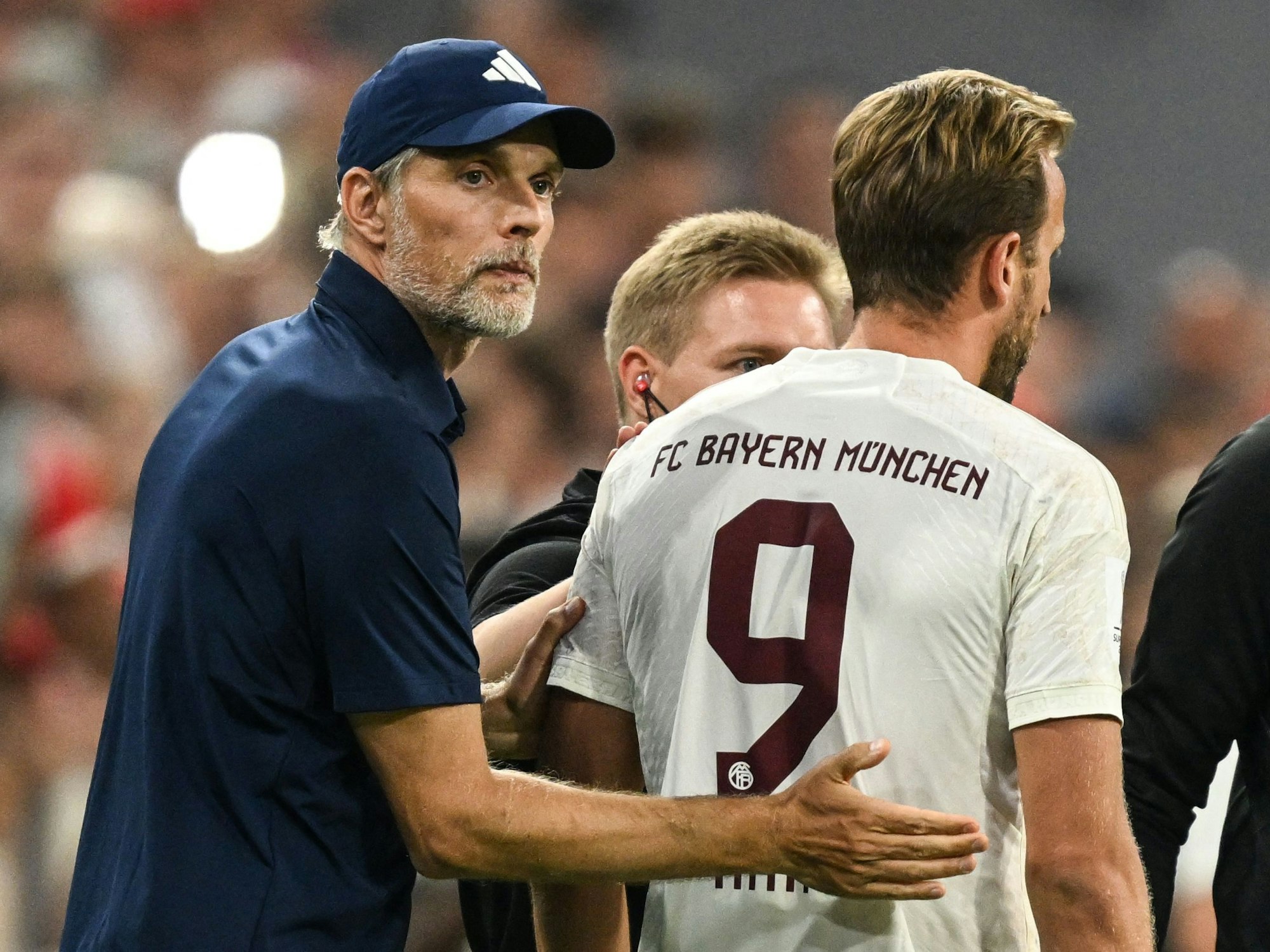 Thomas Tuchel und Harry Kane (FC Bayern) beim Supercup.
