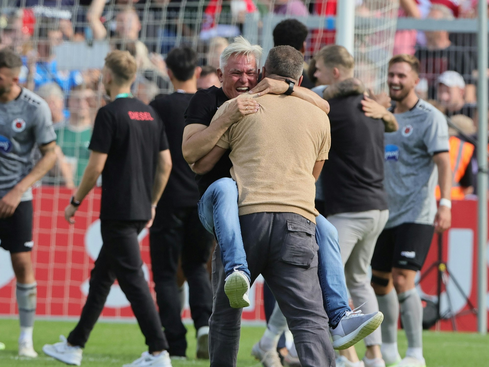 FC Viktoria Köln gegen Werder Bremen im DFB-Pokal, 1. Runde: Olaf Janßen und Franz Wunderlich (Viktoria) jubeln.