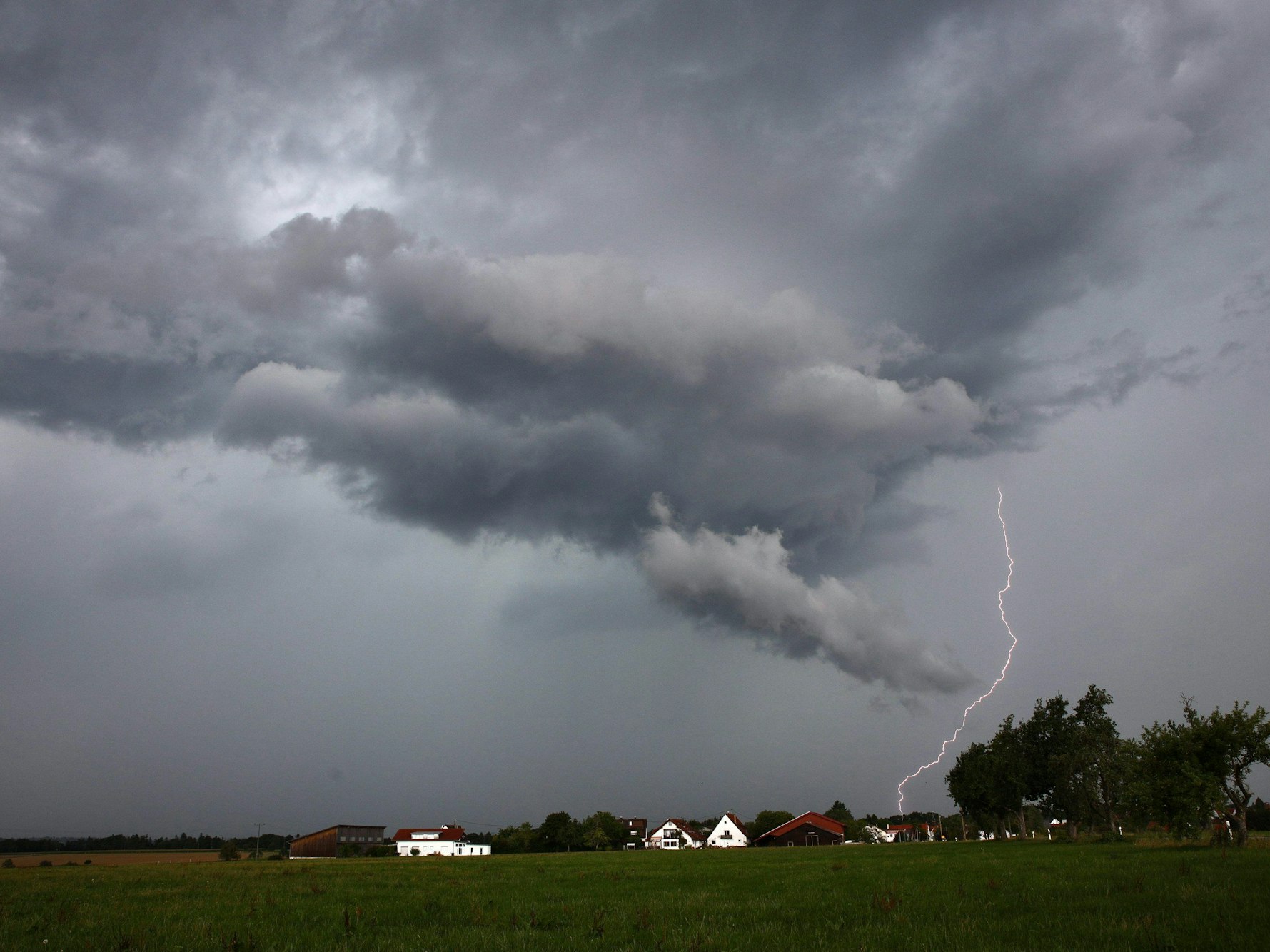 Eine Gewitterzelle nähert sich dem Ostalbkreis.