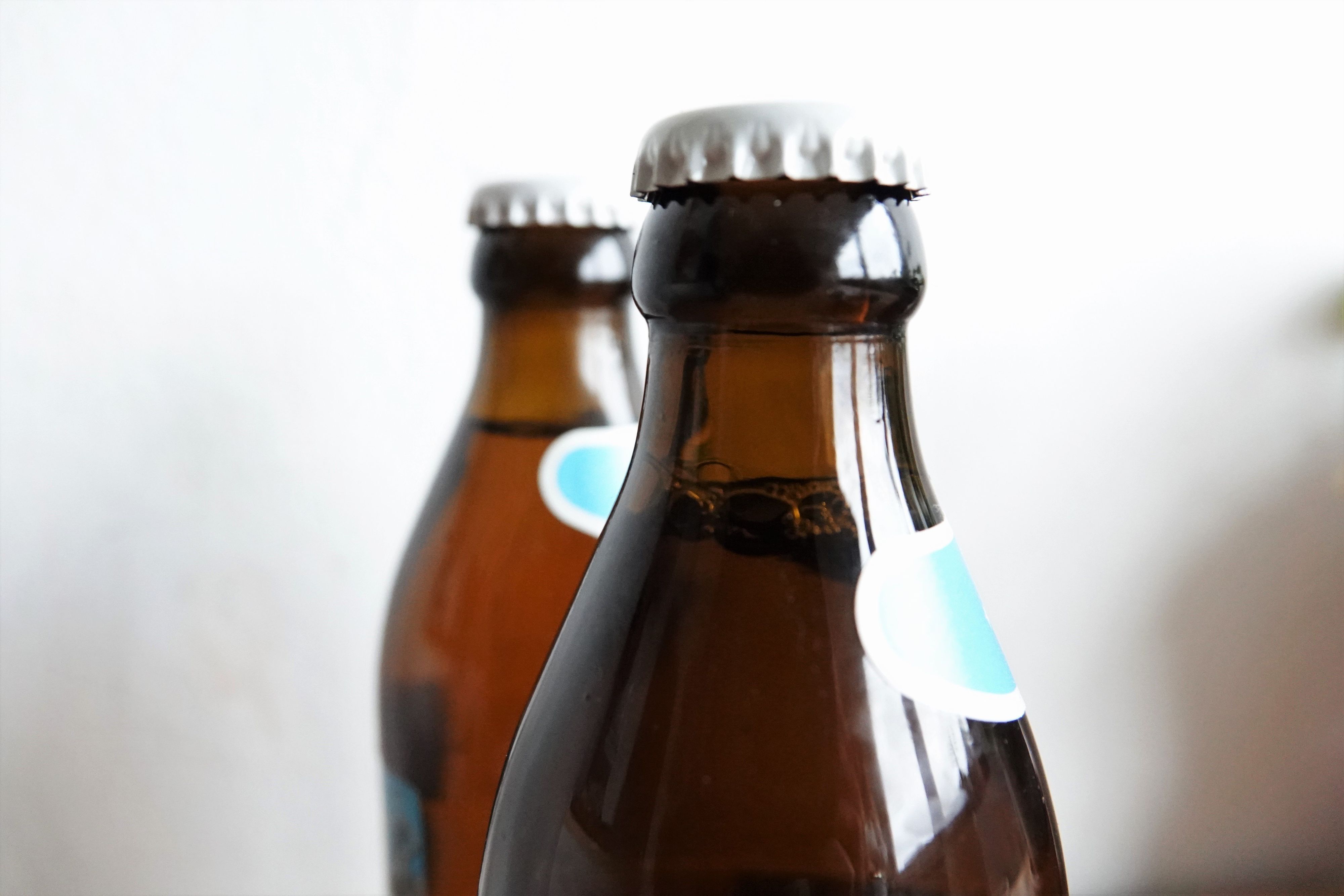 Geschlossene Bierflaschen stehen auf einem Tisch in einer Küche.