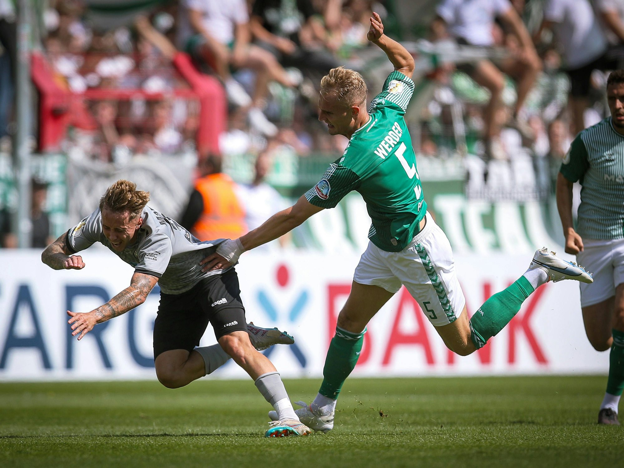 Amos Pieper Werder Bremen beim Foulspiel an Luca Marseiler Viktoria Köln.