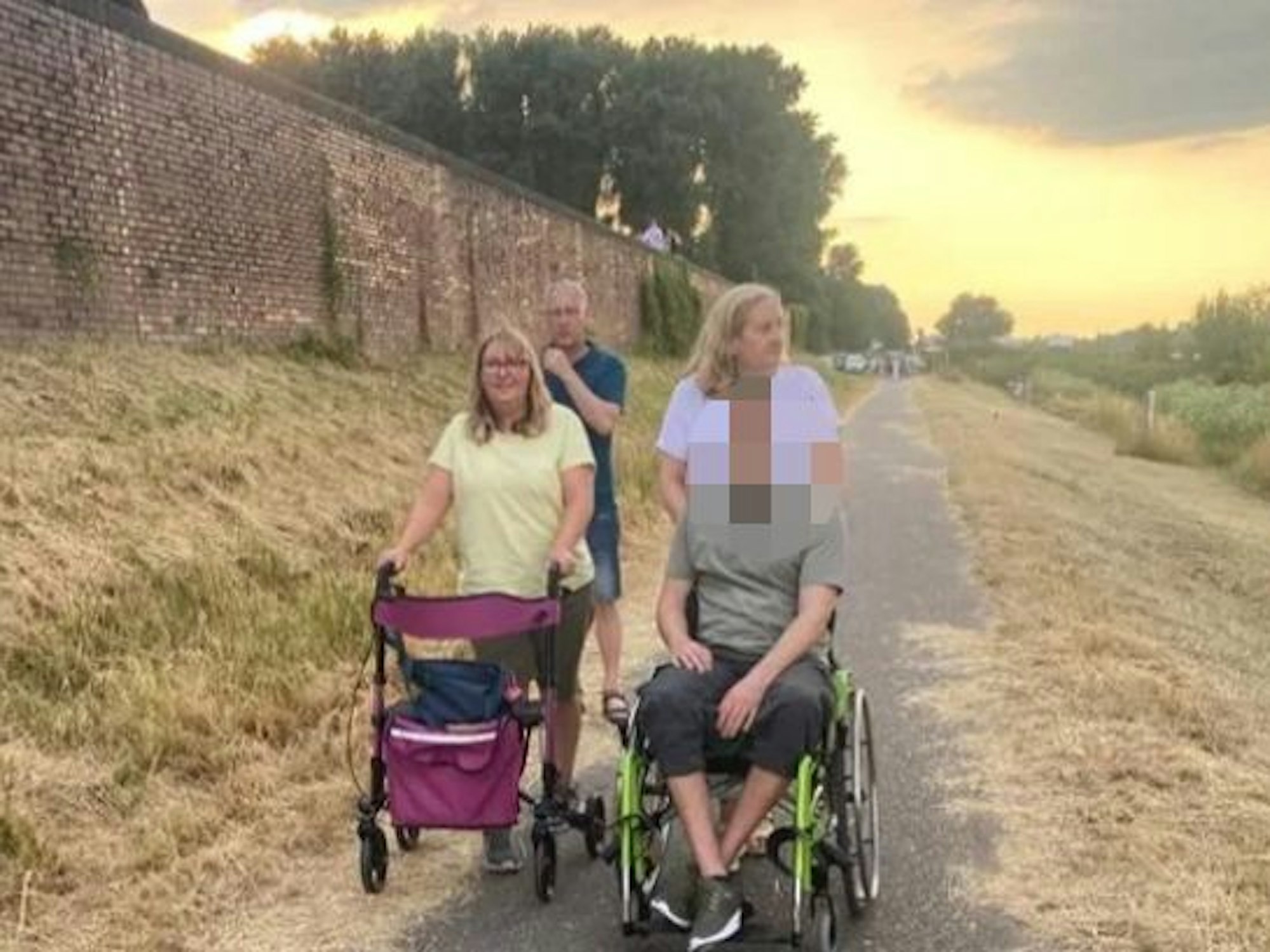 Die Familie macht einen Spaziergang.