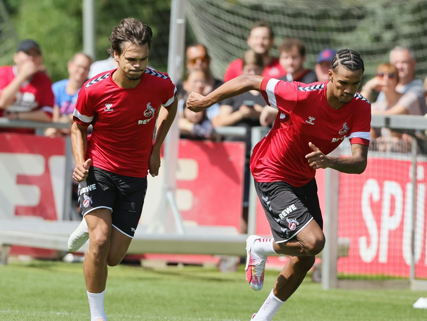 Die beiden FC-Youngster Max Finkgräfe (l.) und Damion Downs im Training des 1. FC Köln am 10. Juli 2023.