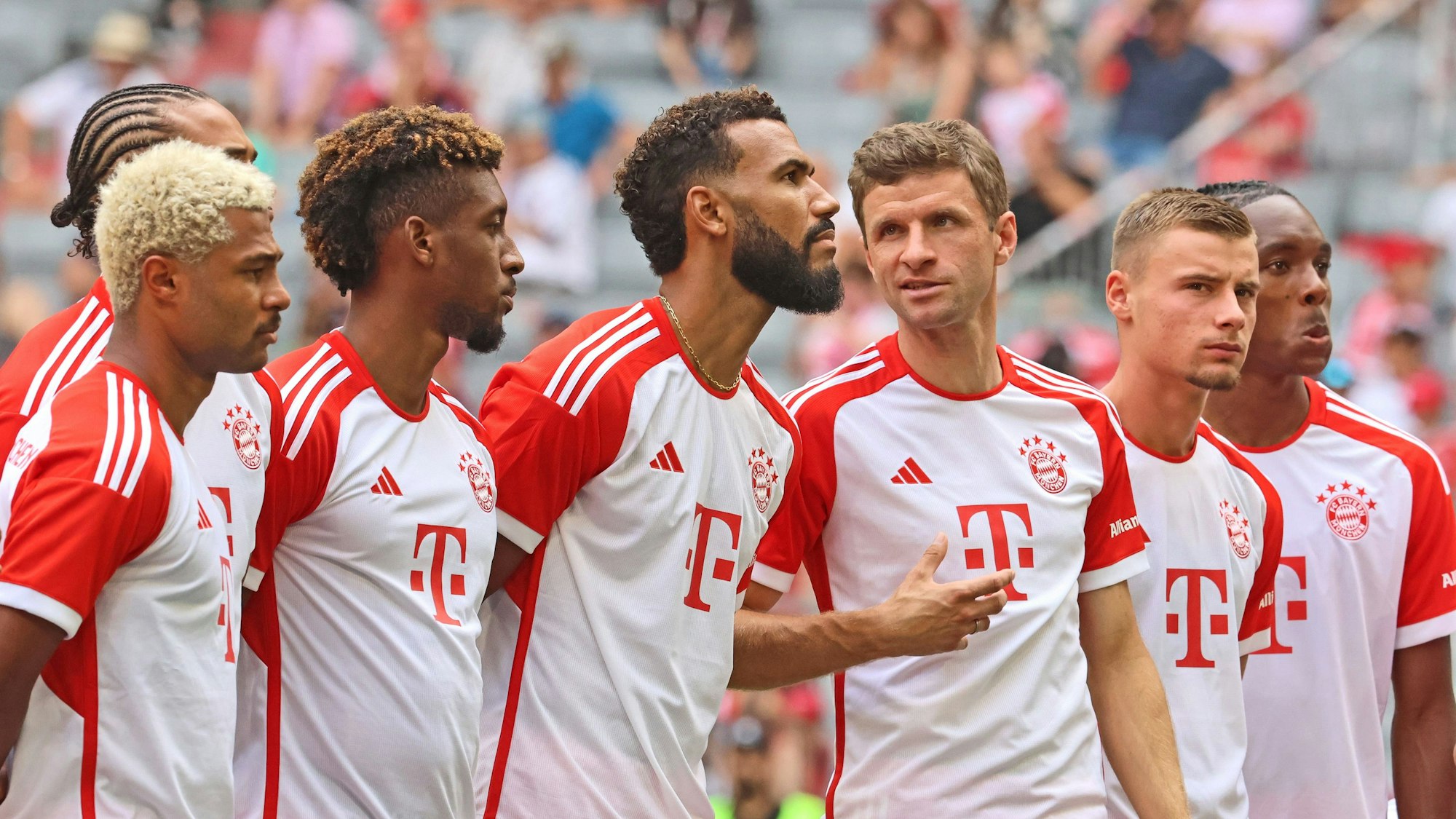 Die Bayern-Stars Serge Gnabry, Leroy Sane, Kingsley Coman, Eric Maxim Choupo-Moting, Thomas Mueller, Gabriel Vidovic und Mathys Tel stehen in der Allianz-Arena.