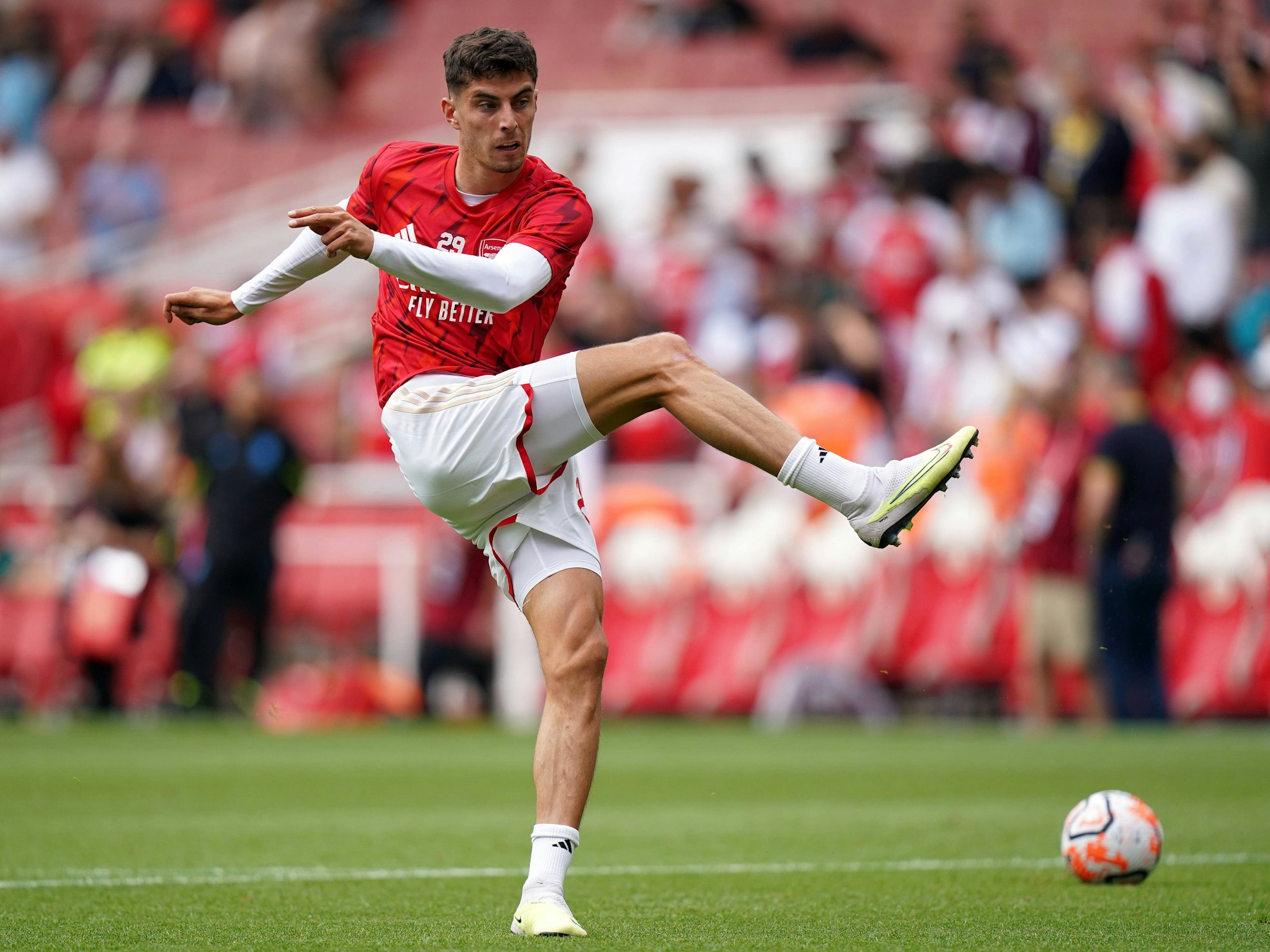 Kai Havertz schießt den Ball.