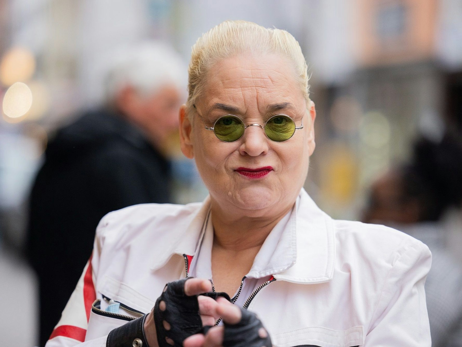 Hella von Sinnen trägt eine kleine runde Sonnenbrille.