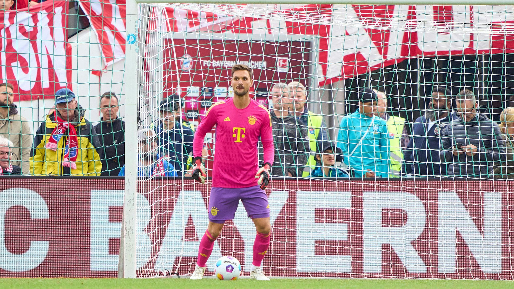 Sven Ulreich trägt ein pinkes Bayern-Torwart-Trikot.