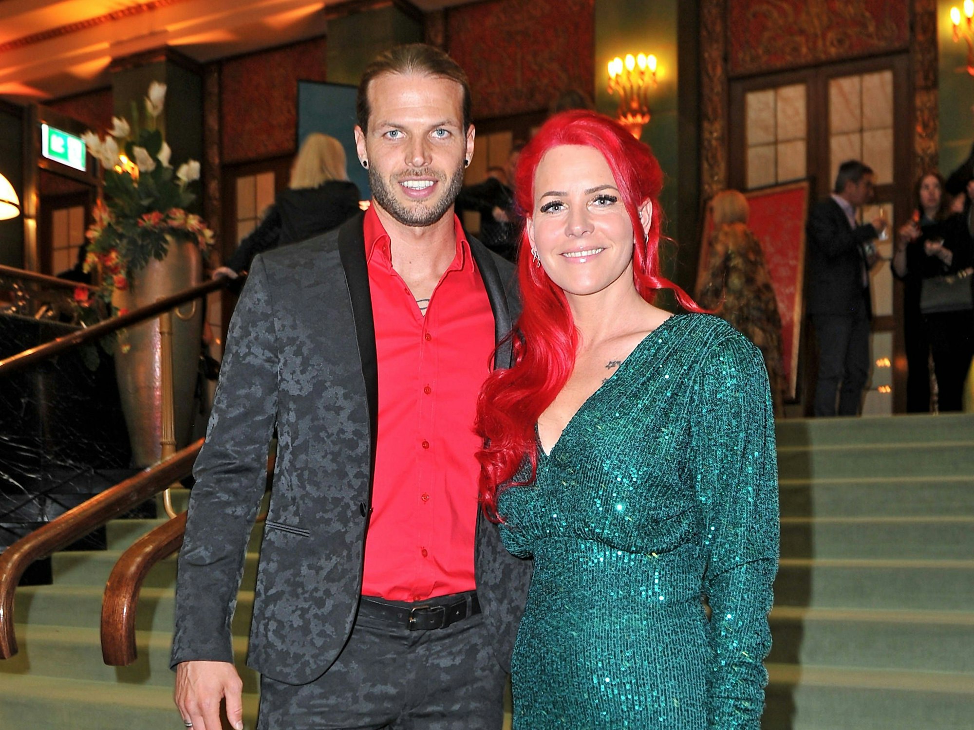 Dennis Diekmeier und Dana Diekmeier posieren auf dem Roten Teppich.