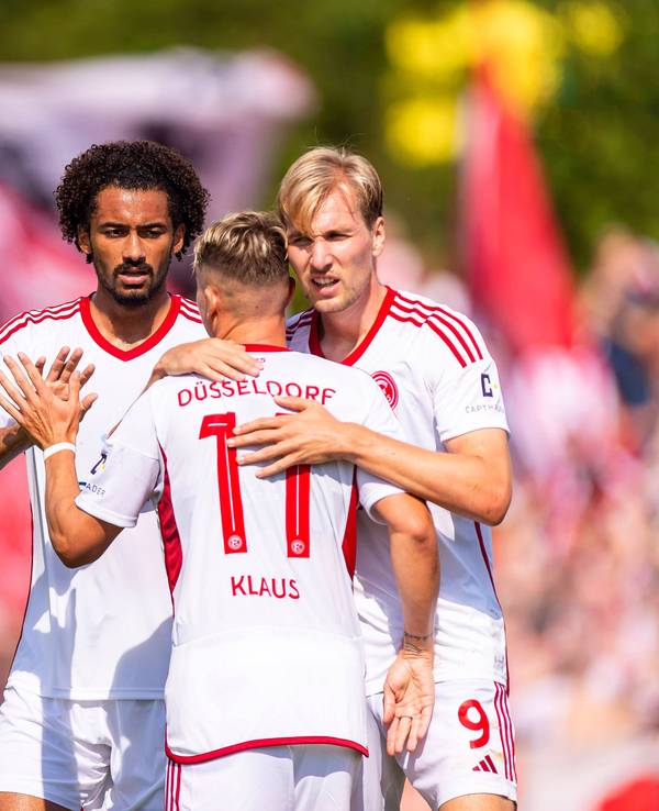 Fortuna Düsseldorfs Spieler Emmanuel Iyoha, Felix Klaus und Torschütze Vincent Vermeij jubeln über den zweiten Fortuna-Treffer beim FV Illertissen.