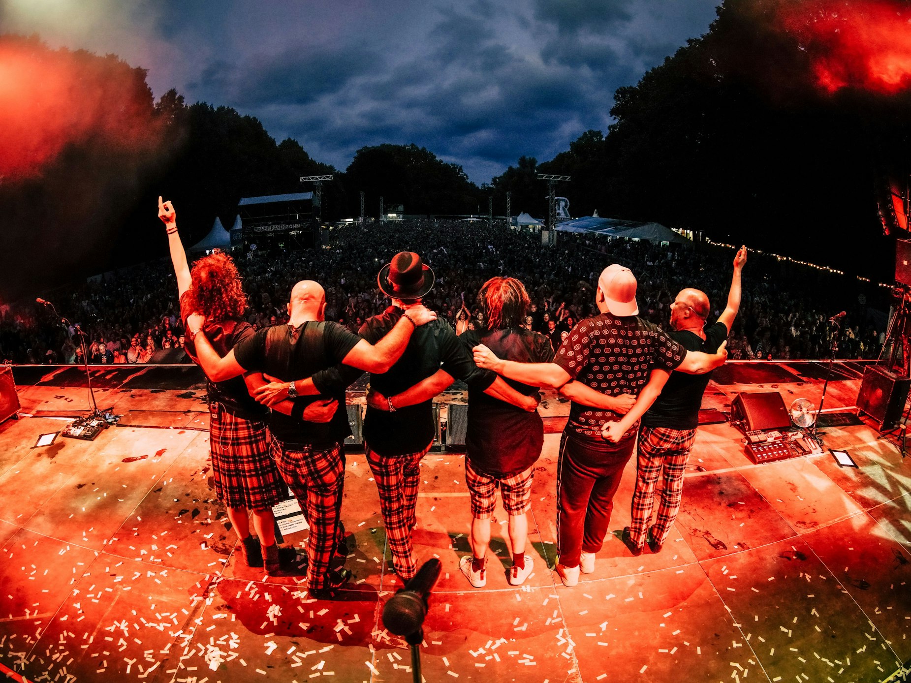 Brings bei ihrem Konzert auf dem Kunstrasen in Köln.