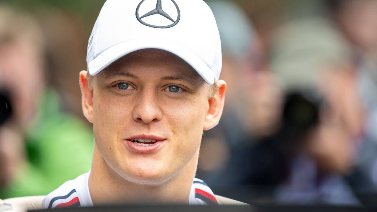 Mick Schumacher lächelt. Er trägt eine Mercedes-Kappe.