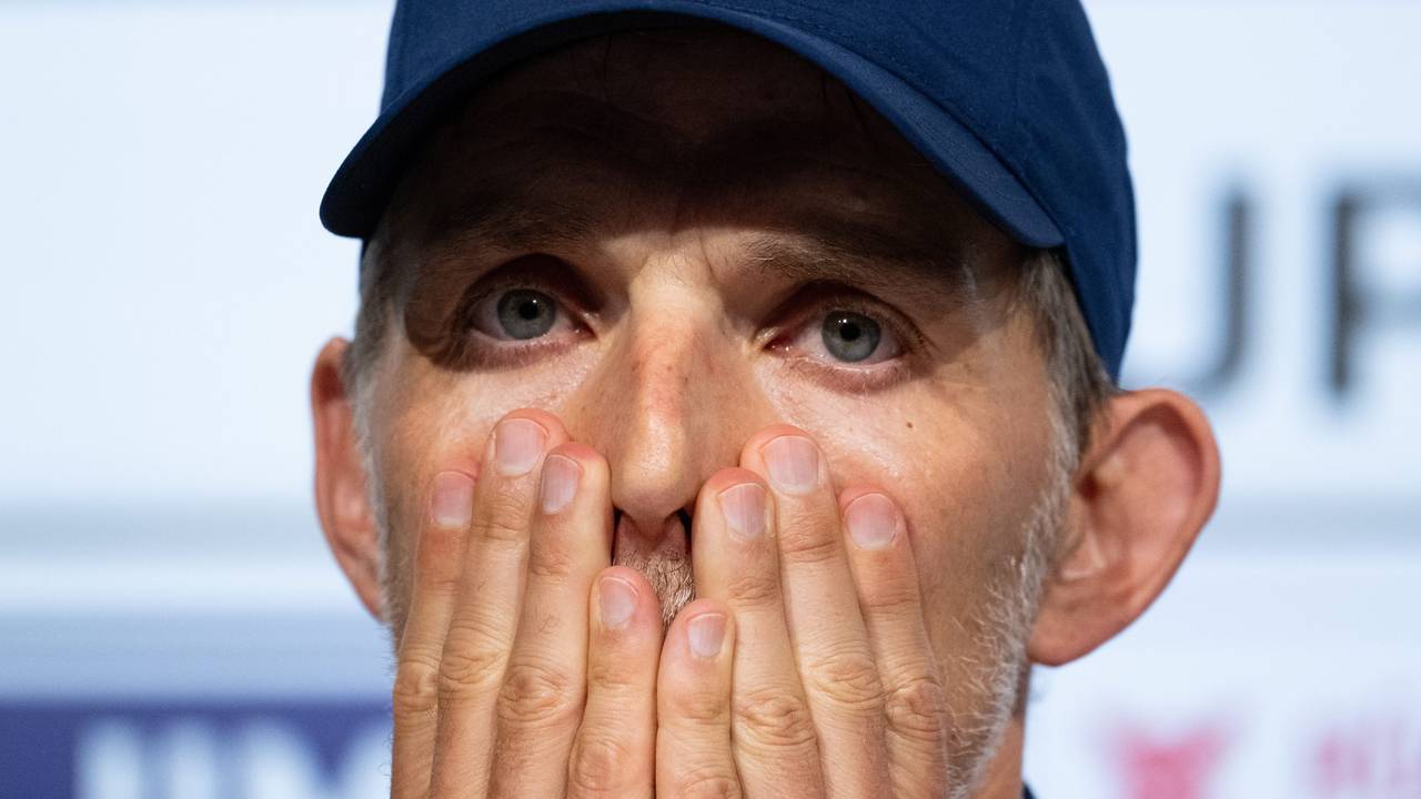 Bayern-Trainer Thomas Tuchel schlägt auf einer Pressekonferenz geschockt die Hände vors Gesicht.