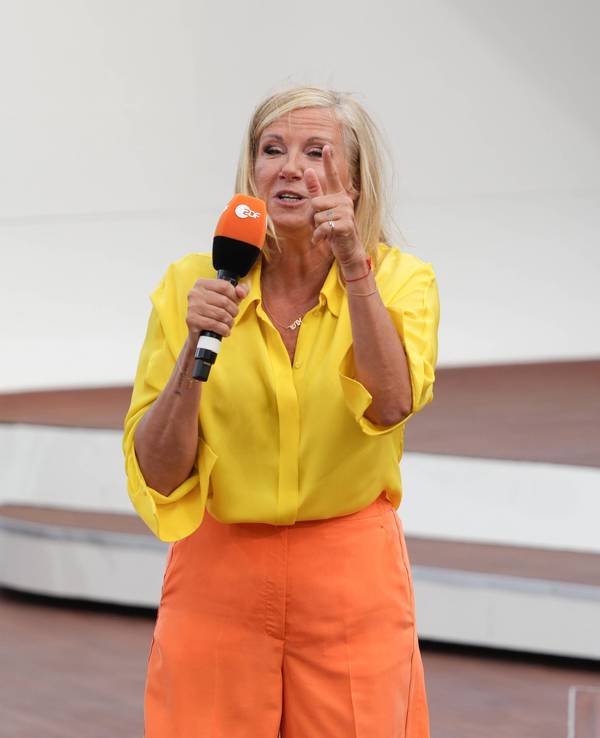 Andrea Kiwi Kiewel redet.