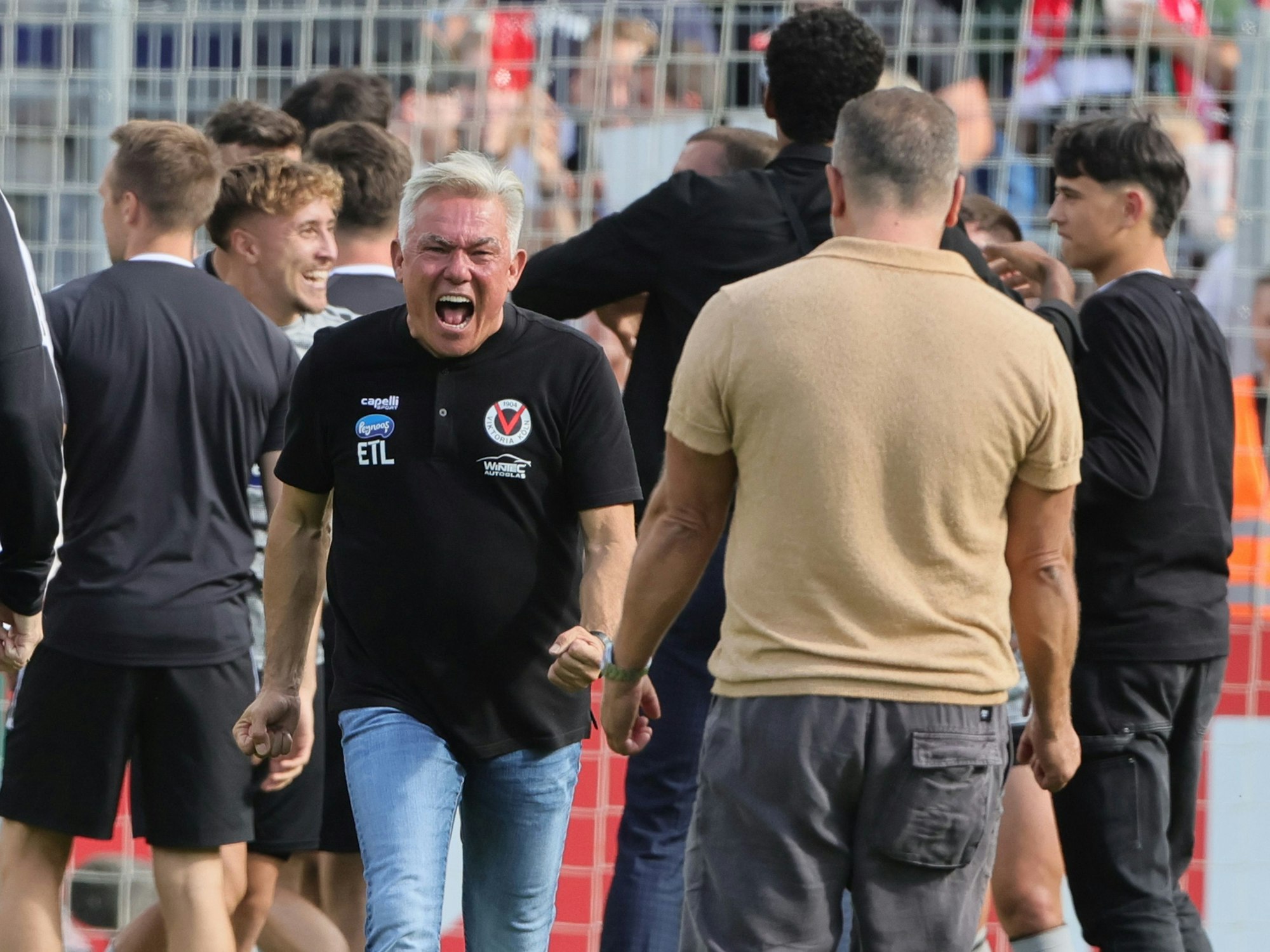 Olaf Janßen und Franz Wunderlich (Viktoria Köln) freuen sich.