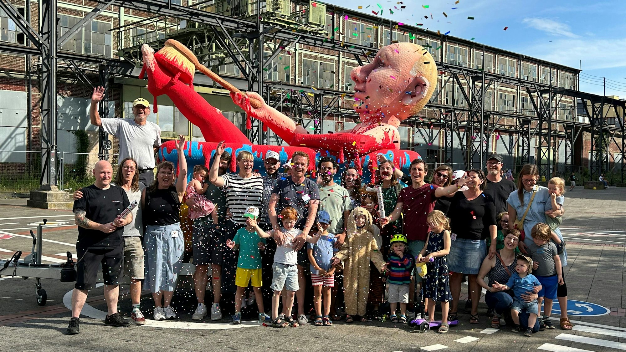 „Nur ein Karnevalsverein e.V.“ freut sich über den Karnevalswagen.