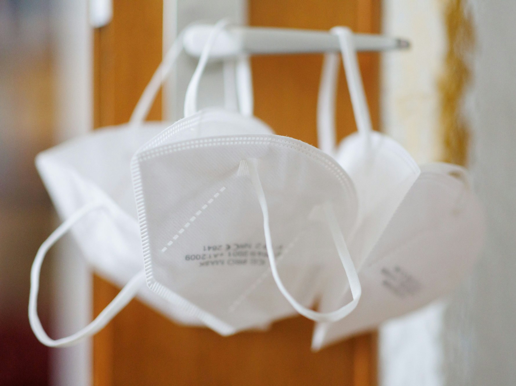 Experten erwarten, dass die Corona-Fallzahlen im Herbst wieder steigen. Das Symbolbild vom 12. April 2023 zeigt FFP2-Masken an einer Türklinke.