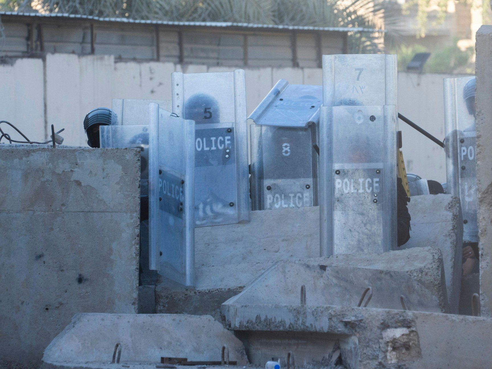 Sicherheitskräfte stehen während einer Demonstration vor der schwedischen Botschaft Wache.