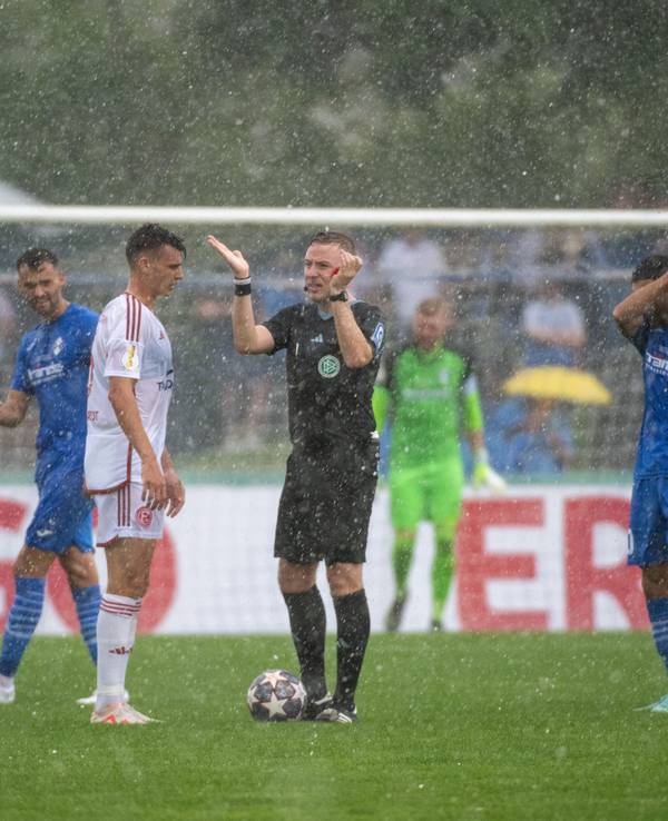 Schiedsrichter Lars Erbst unterbricht das Spiel zwischen Illertissen und Düsseldorf wegen eines Gewitters.
