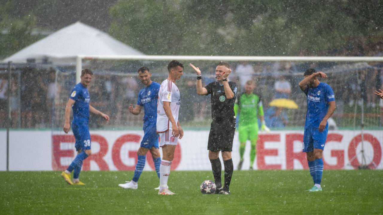 Schiedsrichter Lars Erbst unterbricht das Spiel zwischen Illertissen und Düsseldorf wegen eines Gewitters.