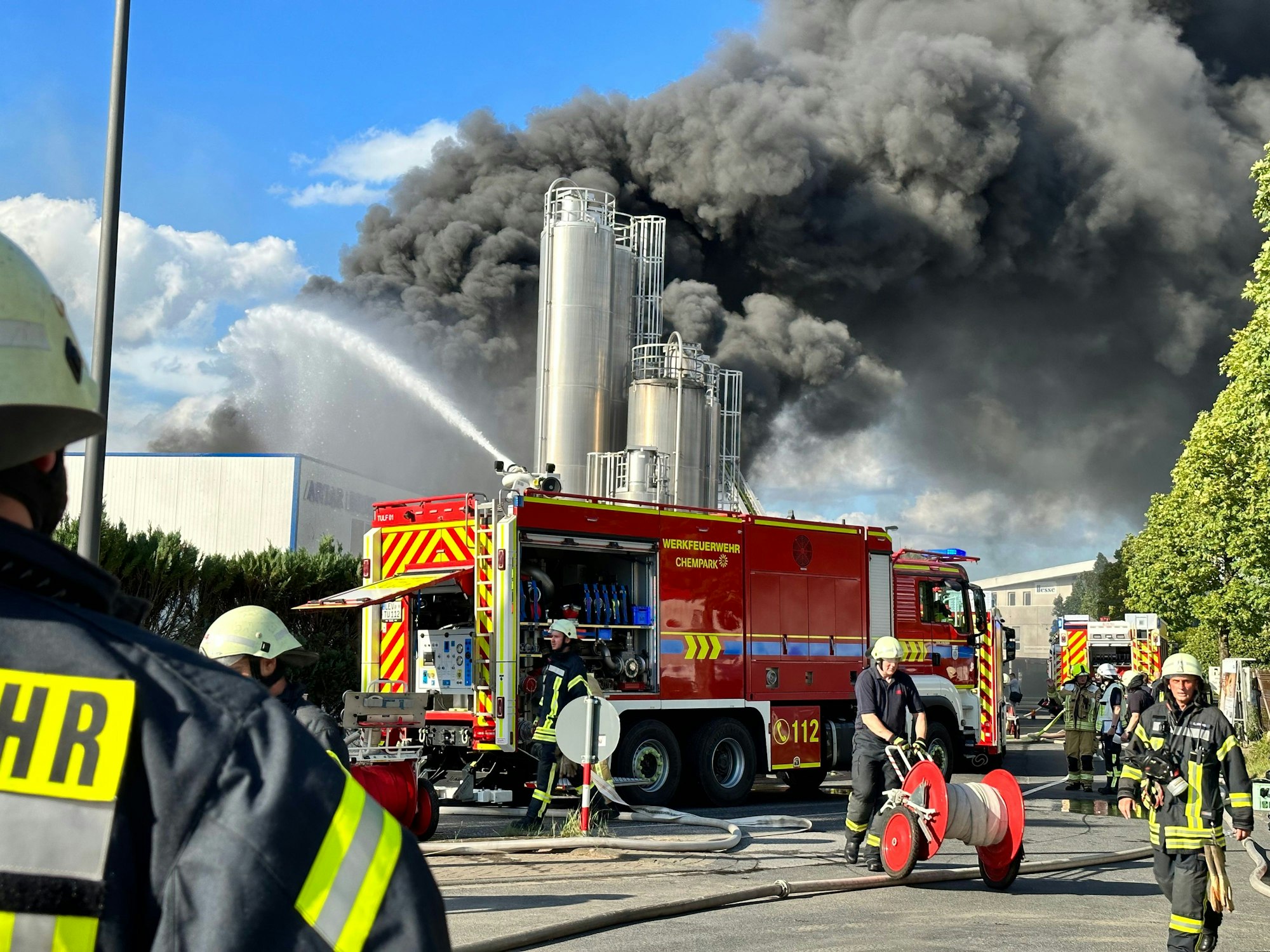 Feuerwehrleute versuchen, einen Brand in einer Großbäckerei in Leverkusen zu löschen.