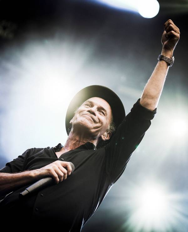 Peter Brings steht beim Konzert auf der Bühne.