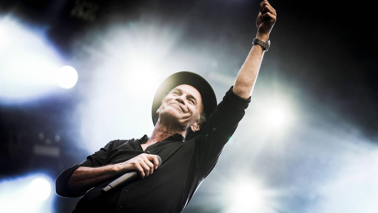 Peter Brings steht beim Konzert auf der Bühne.