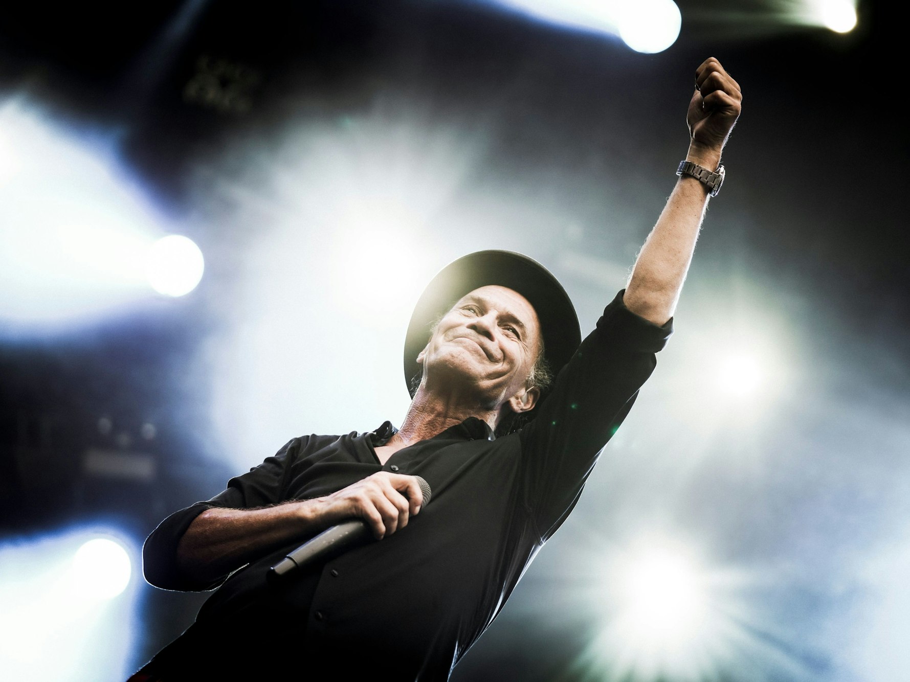 Peter Brings steht beim Konzert auf der Bühne.