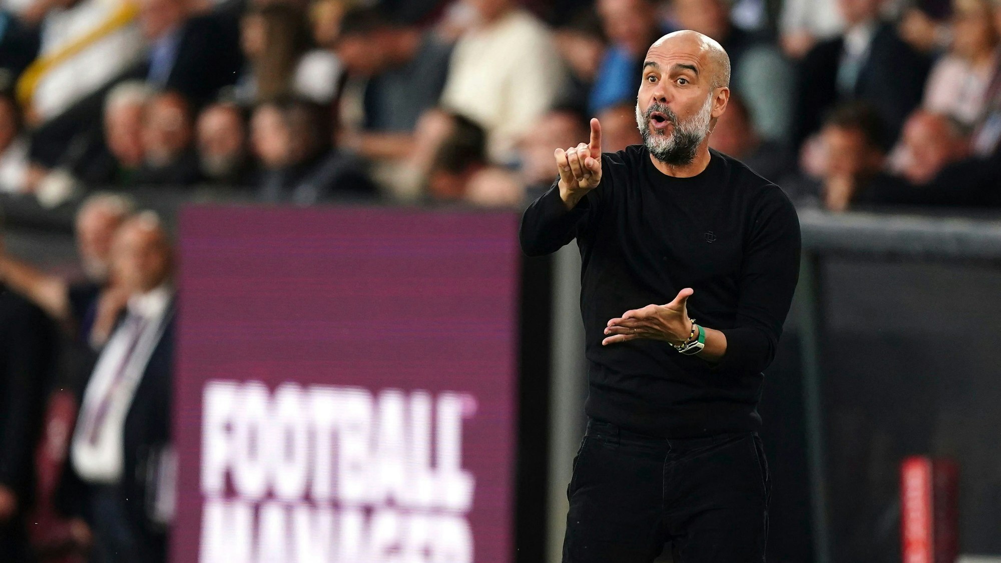Pep Guardiola gestikuliert beim ersten Saisonspiel von Manchester City in der Premier League am Spielfeldrand.