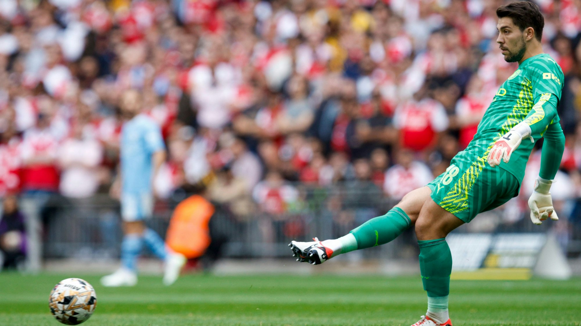 Stefan Ortega spielt im englischen Supercup den Ball.