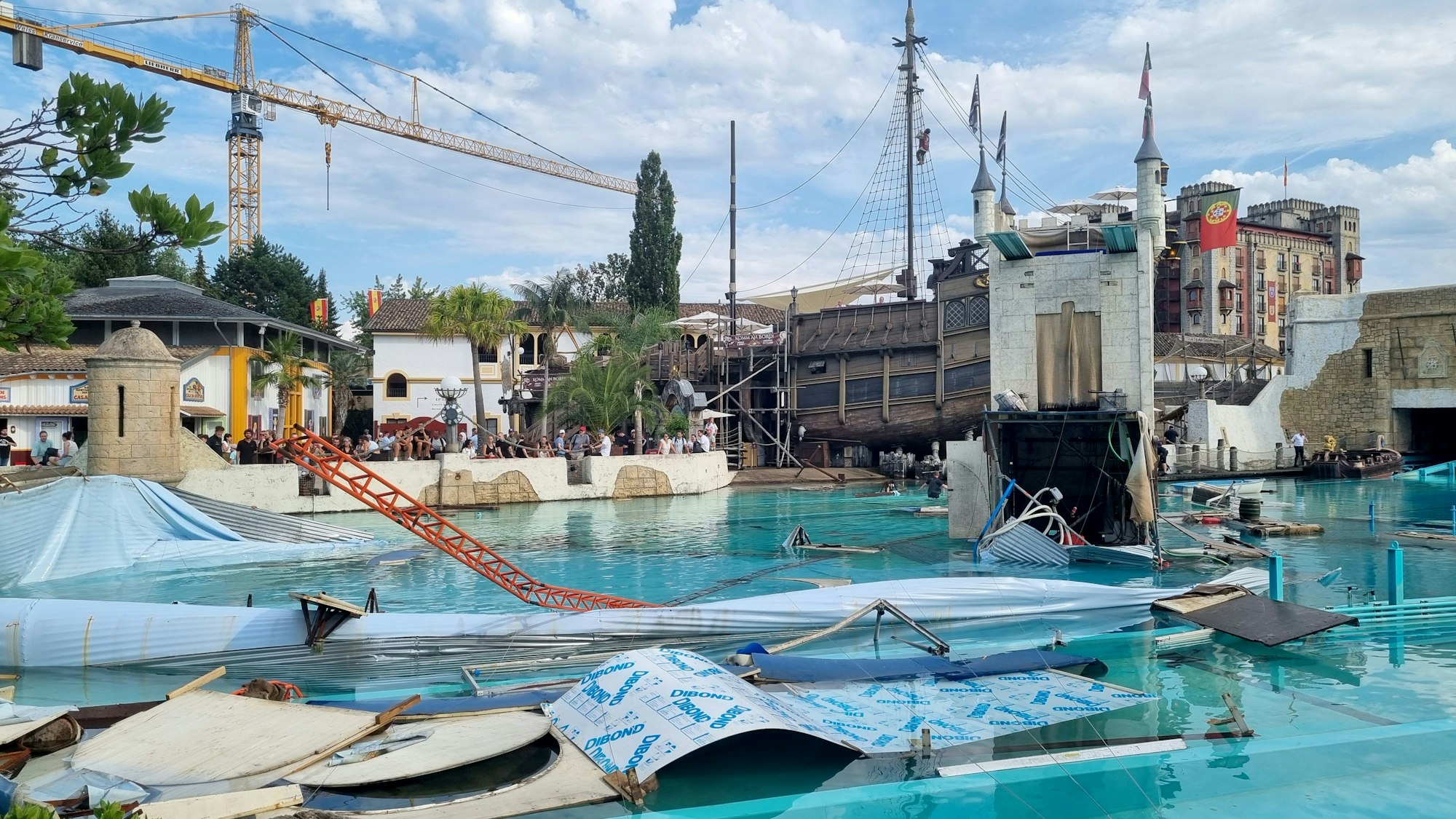 Ein Blick auf das Areal der „High-Diving-Show „Retorno dos Piratas“ und das Becken der Attraktion „Atlantica SuperSplash“ im Europa-Park.