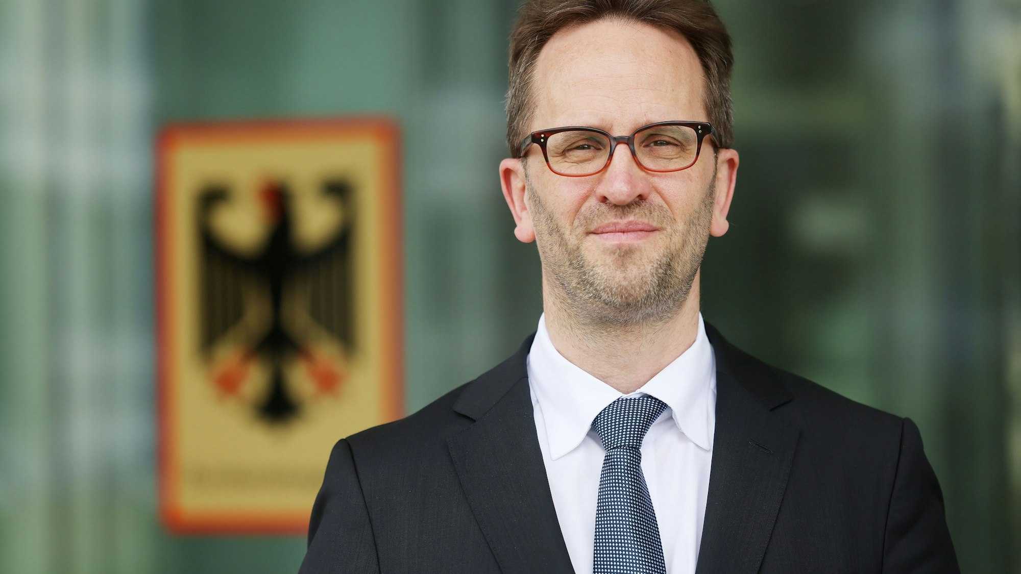 Klaus Müller, Präsident der Bundesnetzagentur, steht vor dem Haus der Bundesnetzagentur.