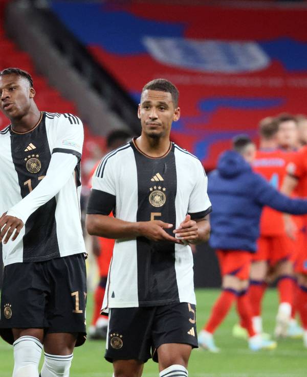 Die DFB-Stars Nico Schlotterbeck (l.) und Armel Bella Kotchap (M.) besprechen sich nach dem Spiel gegen England.